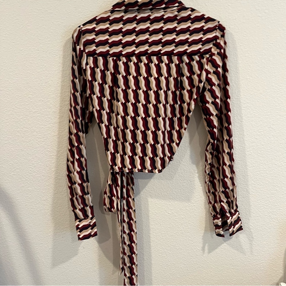 Dress Forum size small maroon and tan geometric wrap long sleeve top vneck - Picture 8 of 9